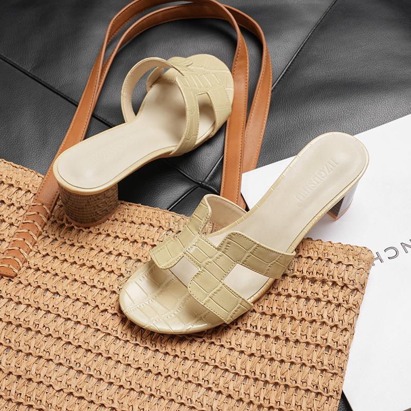 Tacchi alti da donna 2025 nuovo temperamento estivo alto senso piedi non stanchi sandali con tacco spesso versatili 5 cm ciabatte alla moda