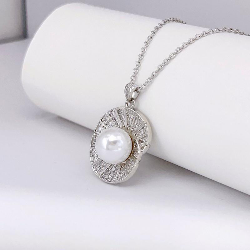 European French Seashell Pearl Design Necklace for Women - Light Luxury Fashion Accessory