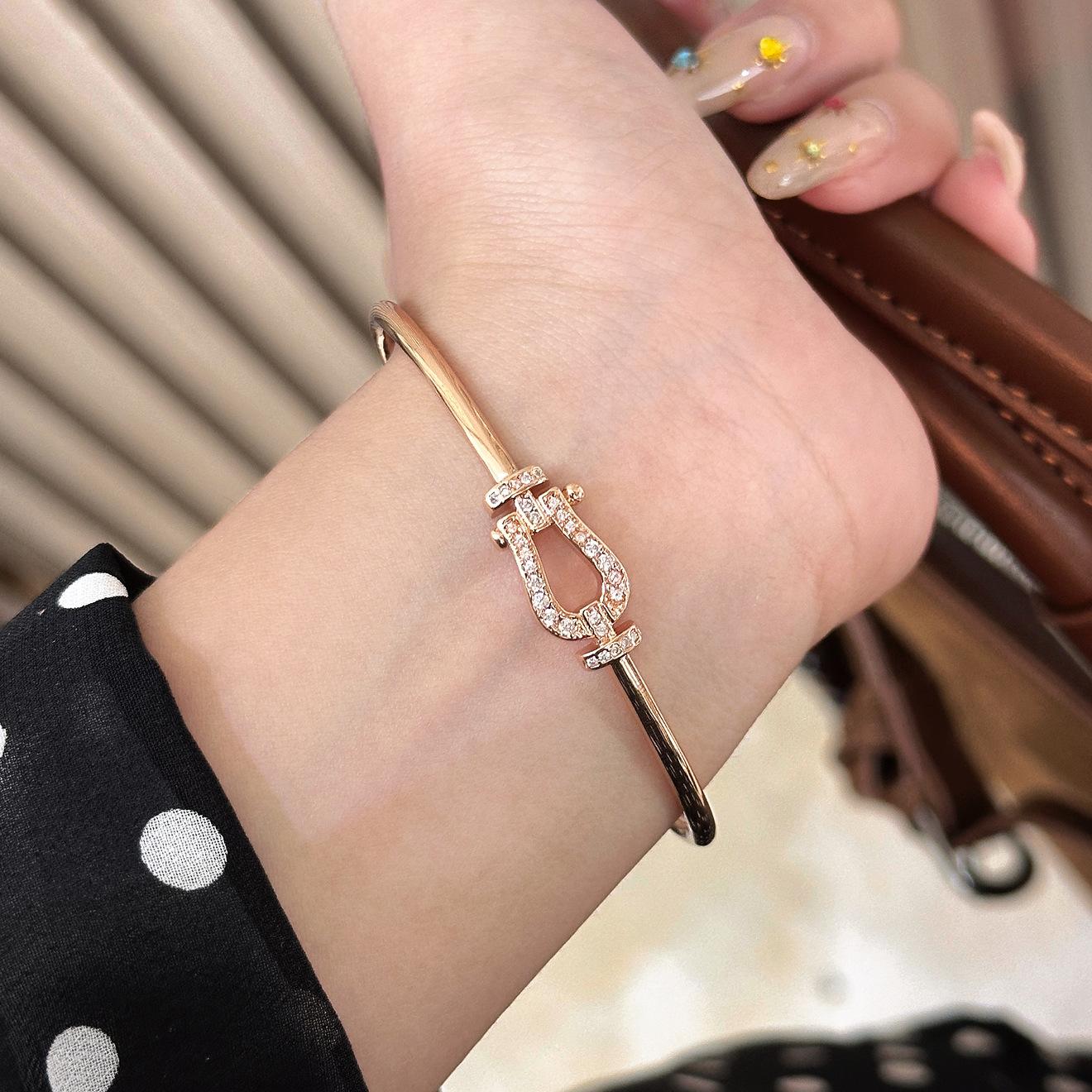 Japan and South Korea micro-inlaid zircon hollow horseshoe buckle bracelet ins wind opening bracelet