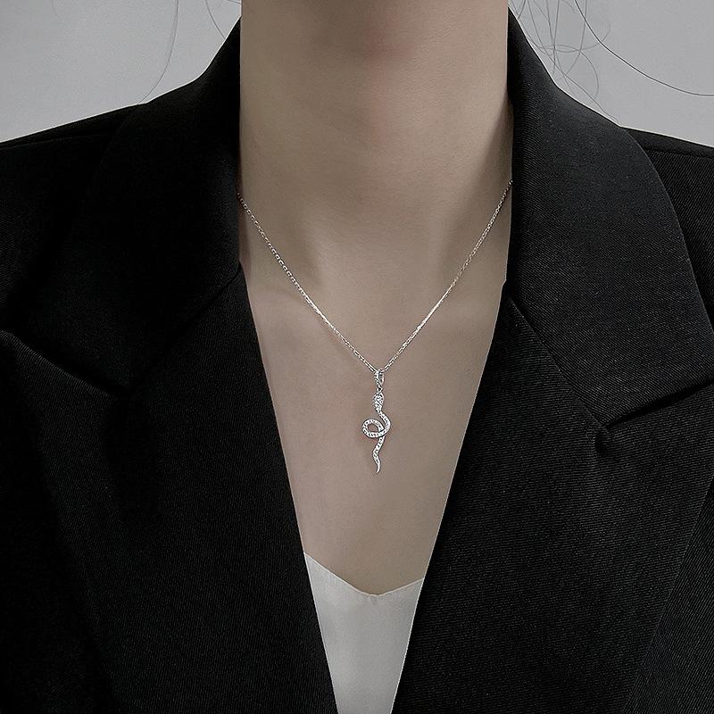 GUFTM Elegent Punk Rhinestone Snake Pendant Necklace Animal Crystal Necklace Trendy Female Birthday Party Gift Designer Zircon