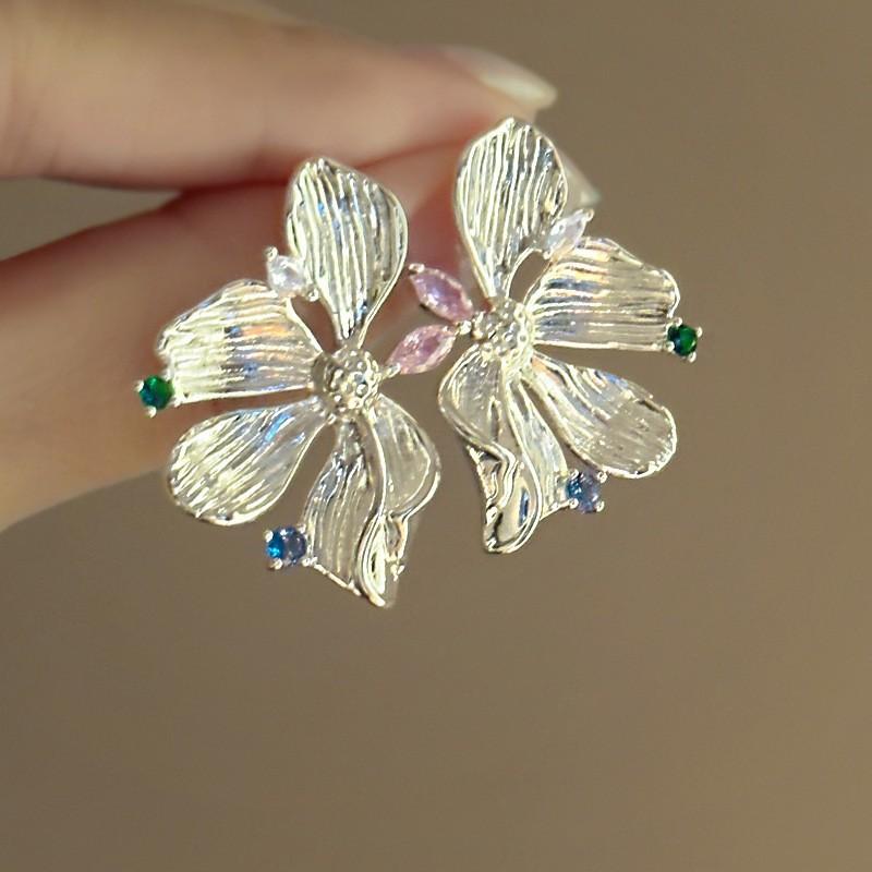 

European and American pleated flower stud earrings niche design cold wind retro exquisite earrings light luxury high-end earrings серебряный