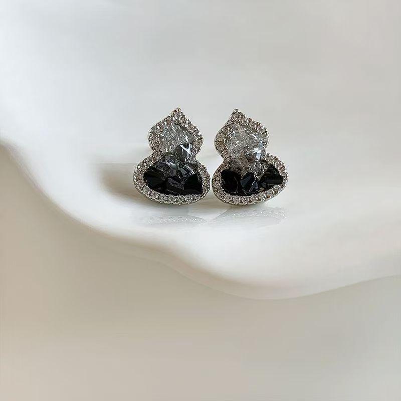 Elegant Black Gradient Crystal Gourd Stud Earrings