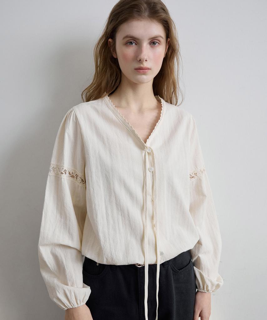 LETTER FROM MOON Garden Lace Banding Blouse ( Cream )
