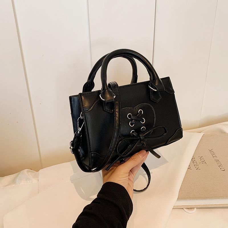 

Модная повседневная портативная маленькая сумка 2024 года, летняя новая простая повседневная маленькая квадратная сумка, простая сумка-мессенджер через плечо чёрный