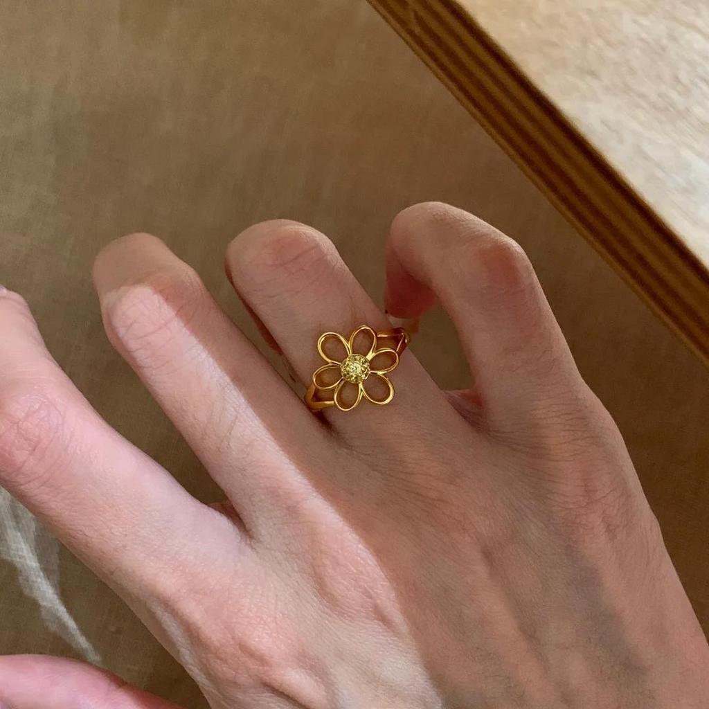 Fashionable and Minimalist Hollow Flower Design, Gold Ring Inlaid with Yellow Zircon, Adjustable Women's Open Ring