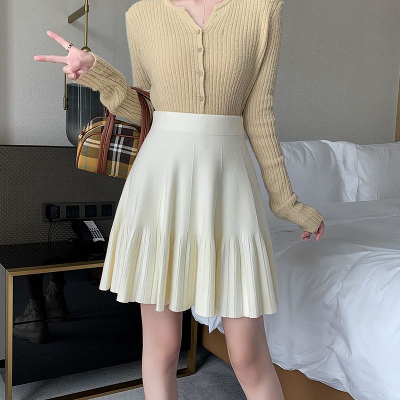 Solid color short skirt, knitted half skirt, women's spring/summer high waisted A-line skirt, design sense, niche pleated skirt