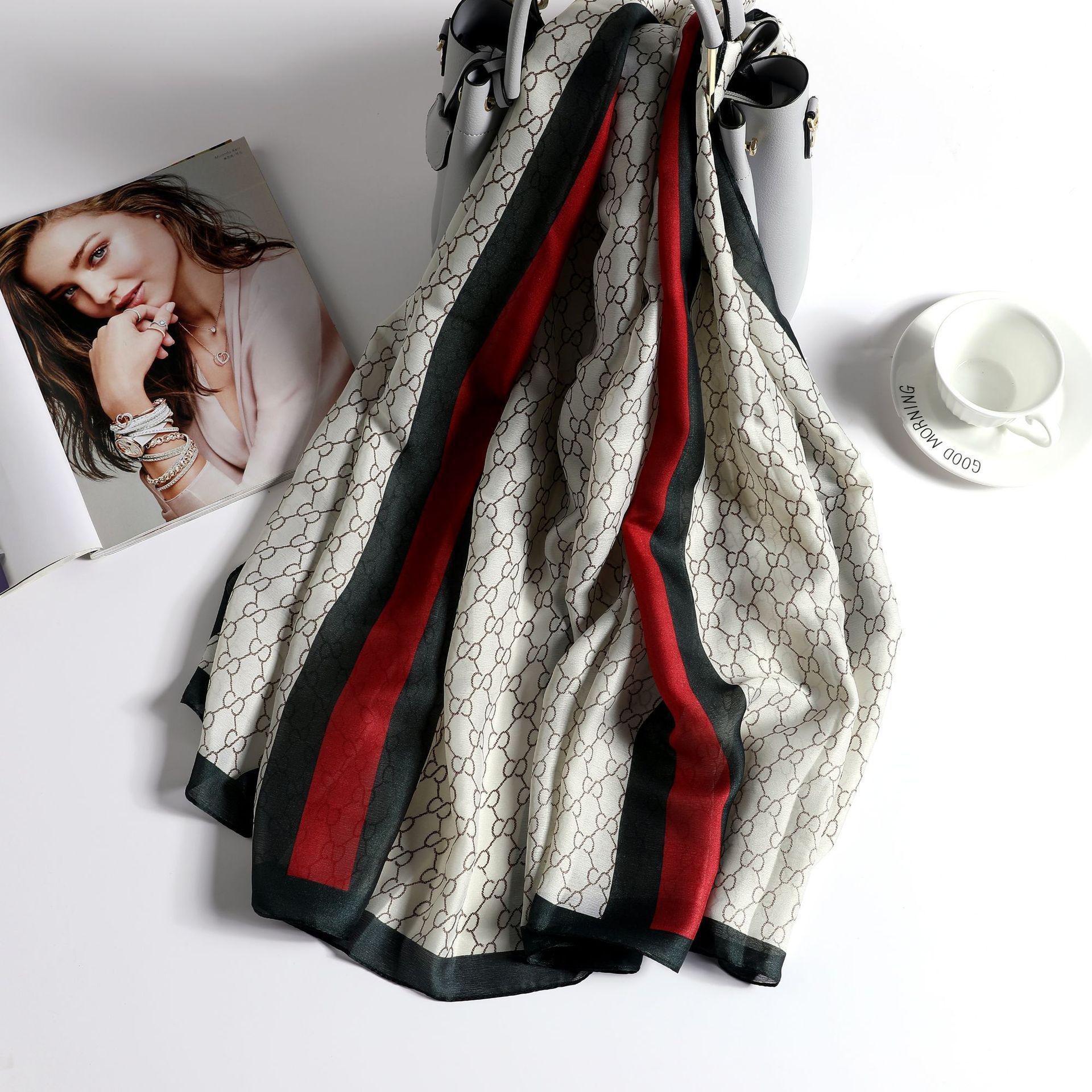 

Жіночий високоякісний атласний шовковий шарф із друкованим малюнком – універсальний для пляжного рушника, захисту від сонця або шалі. 180x90 cm