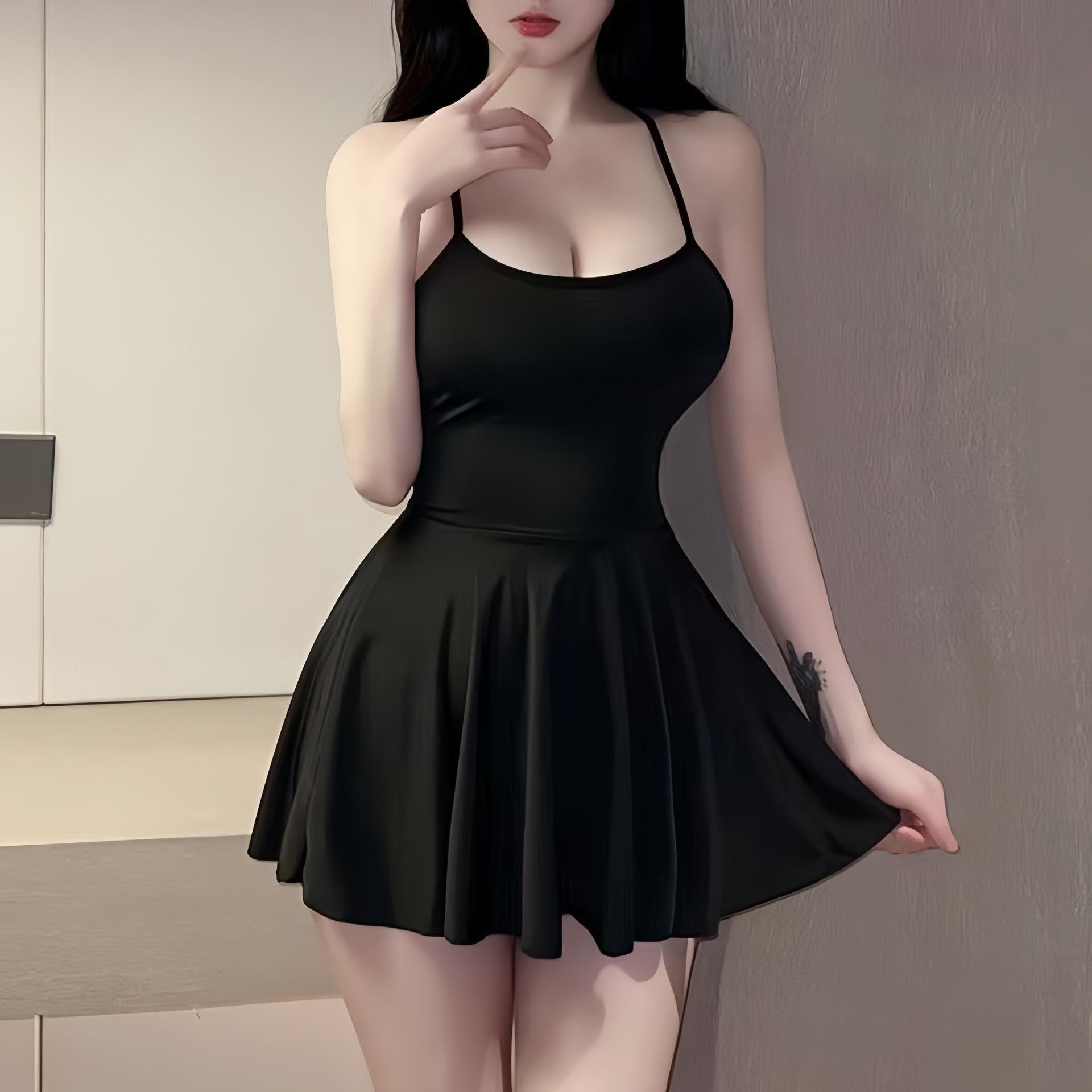 

Шелковистый облегающий ночной комплект с бретелями-спагетти Medium