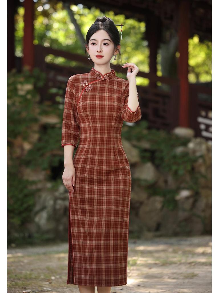 2025 Retro Rotes Karomuster Langarm Cheongsam: Moderner chinesischer Stil, Junge und hochwertige Alltagskleidung