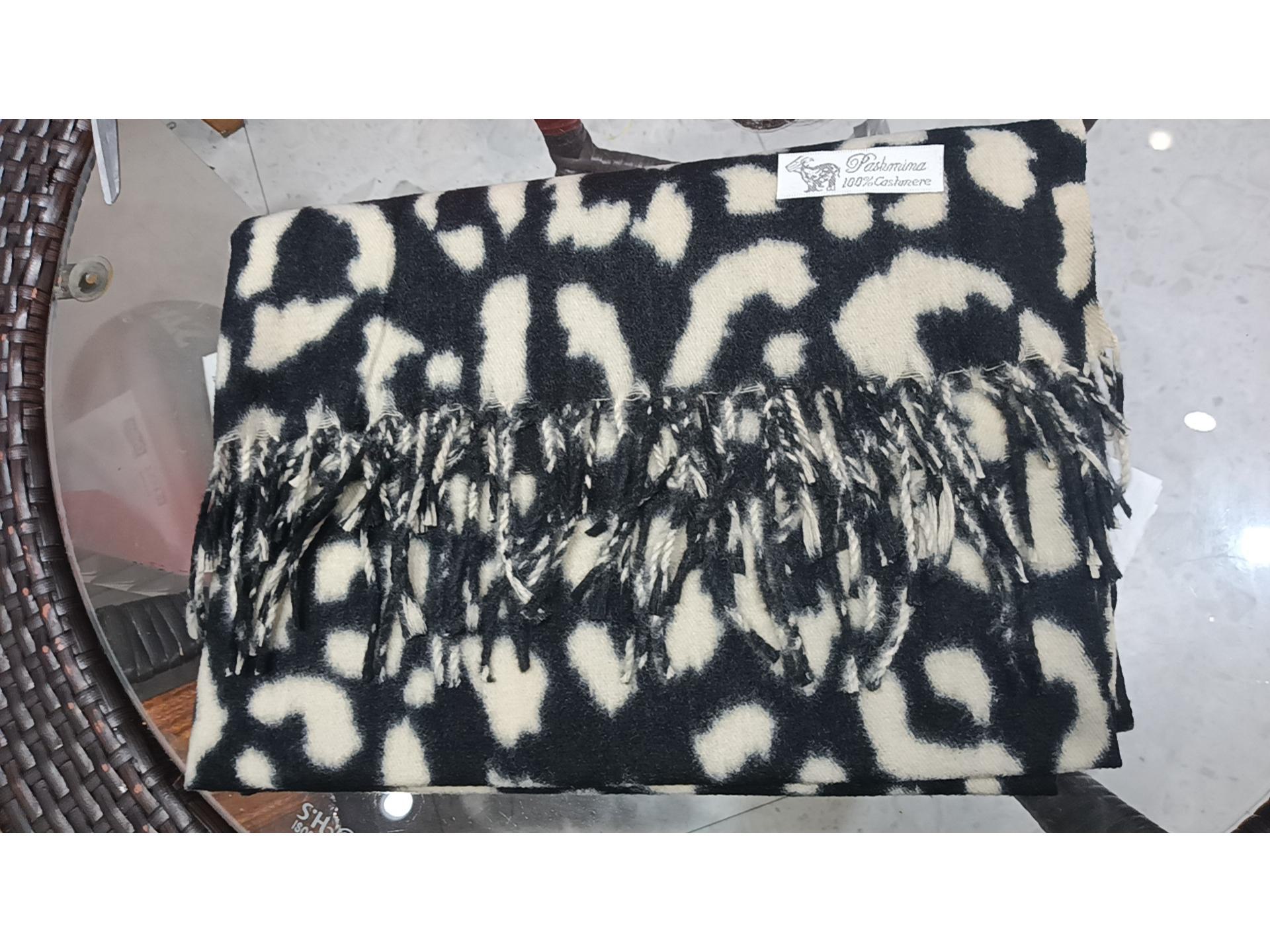 

Женский шарф с леопардовым принтом осень/зима 2024 года: Теплая, модная, универсальная шаль из искусственного кашемира Over 175cm чёрный/белый