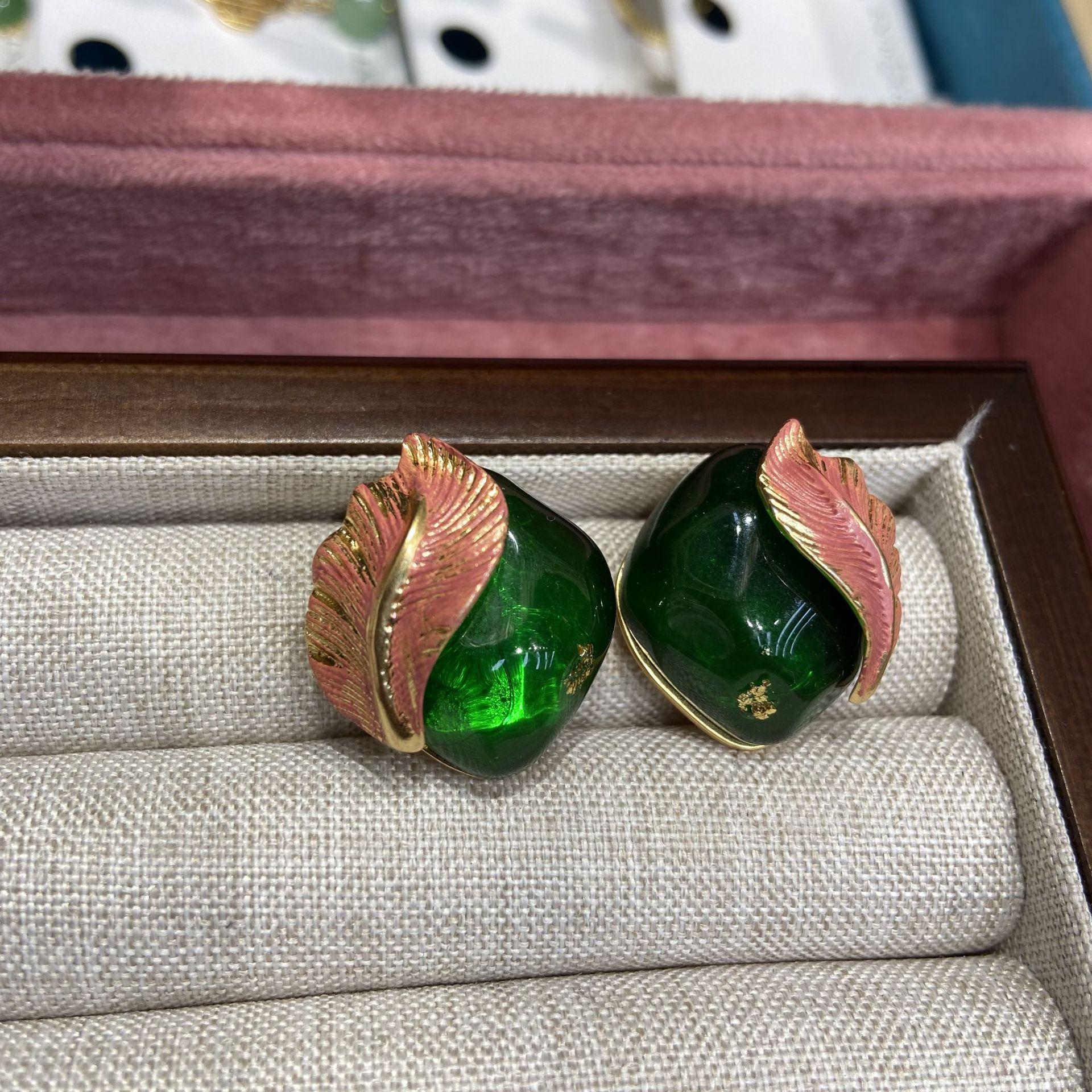 

Серьги-гвоздики с маркировкой, медные, покрытые старым золотом, зеленые, в форме листьев, легкие, роскошные, в стиле возврата