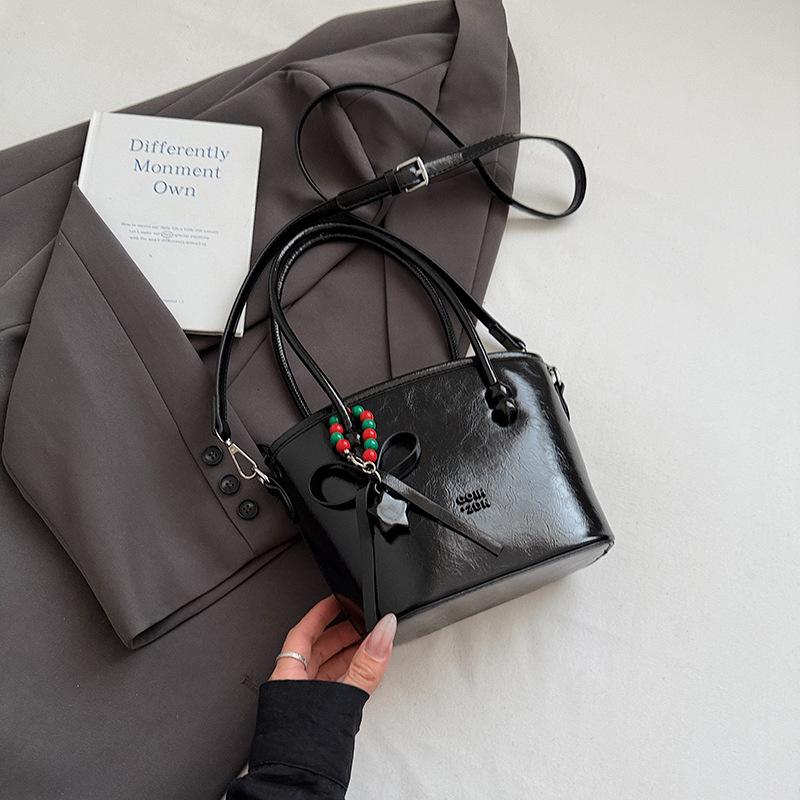 

2025 autumn new textured shoulder messenger bag women s fashion casual handbag daily travel commuter small square bag чёрный