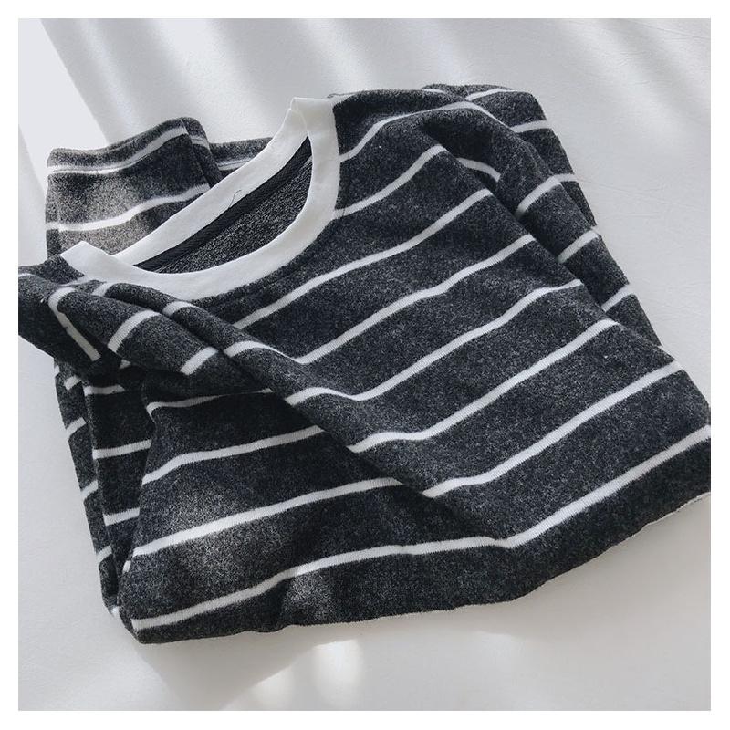 New striped long-sleeve round-neck T-shirt for women, spring and autumn 2026, stylish, loose-fitting, slimming base shirt