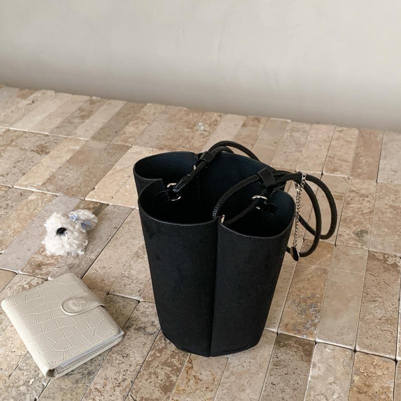 

Autumn and winter new portable bucket bag, pumpkin trend leopard print bag, niche women s shoulder bag чорний