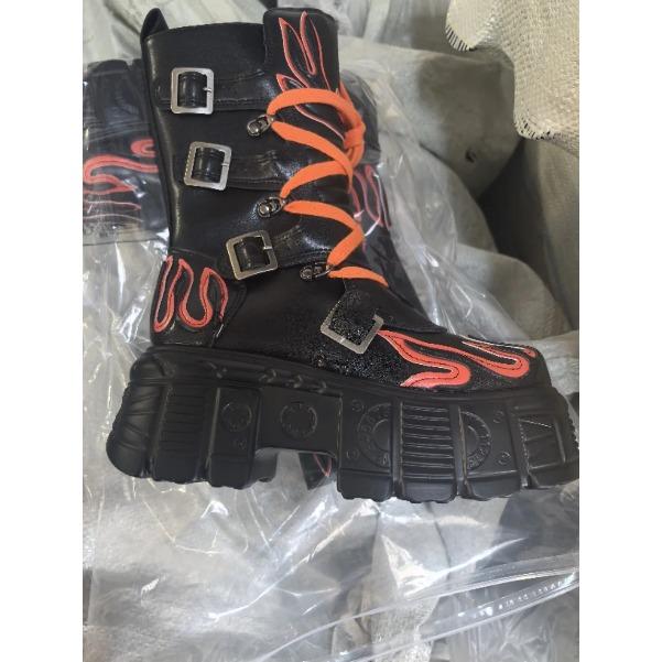 

Панк Рок Ботинки Женские Готические Ботильоны на Платформе Мотоциклетные Ботильоны с Металлическими Пряжками и Дизайном Пламени До середины Икры Уличная Обувь 36