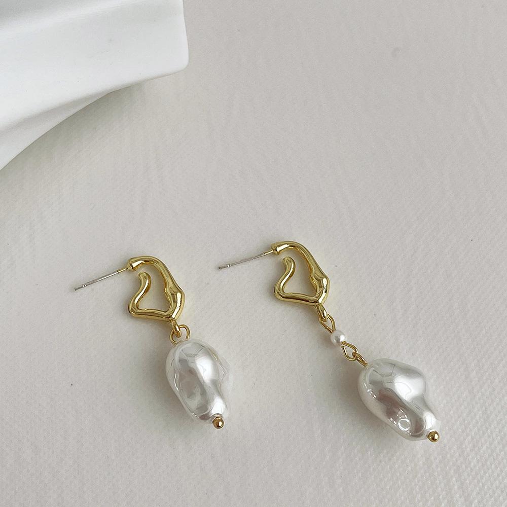 French design sense metal imitation pearl earrings temperament personality irregular cold wind stud earrings