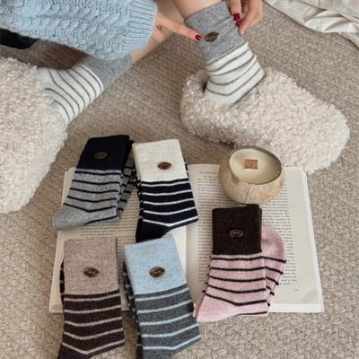 Automne et Hiver Chaussettes Chaudes d'Hiver Épaissies Sans Couture à Rayures Patchwork pour Femmes Chaussettes Mi-mollet Chaussettes Pile