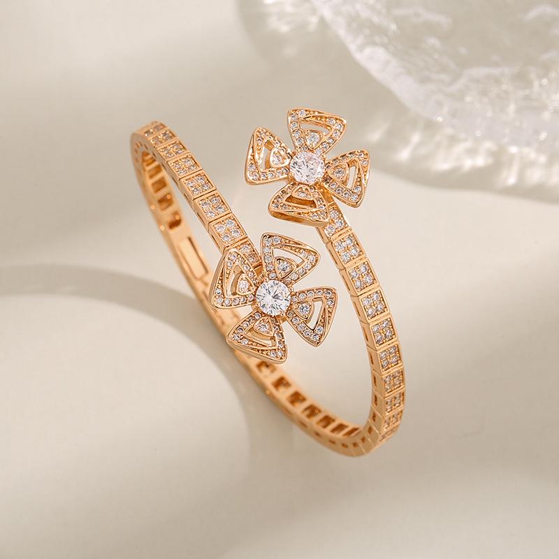 Elegant Rose Gold and Platinum Diamond Flower Cuff Bracelet платиновый