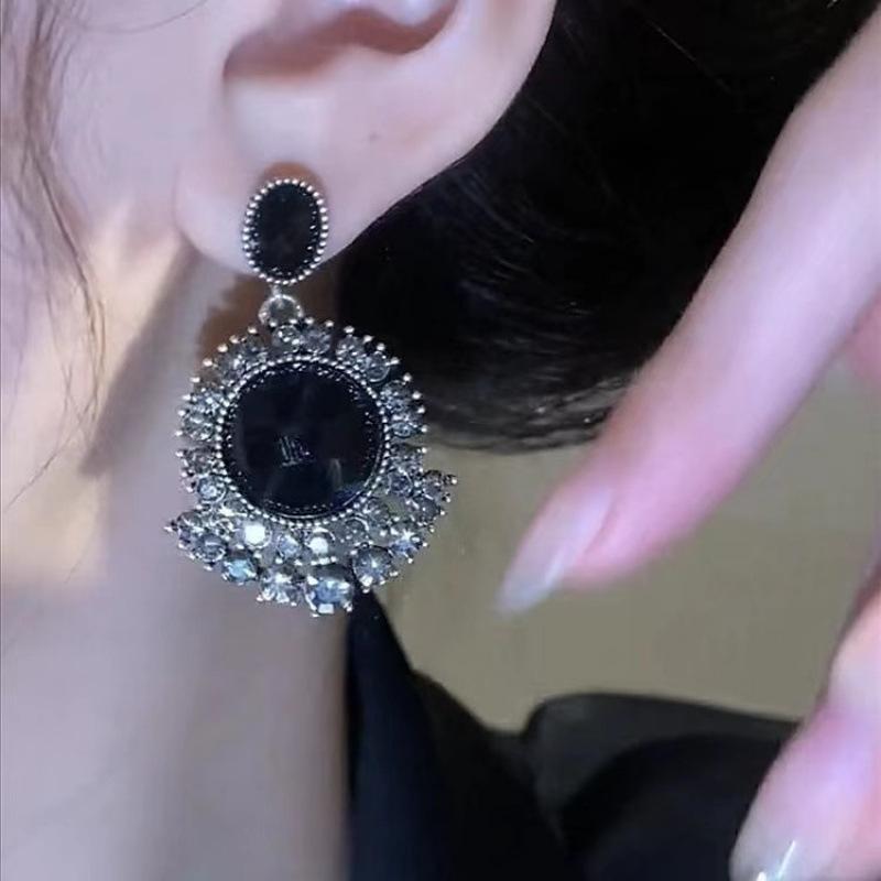 

Retro high-end dark black crystal stud earrings 111 silver needle niche design temperament fringed earrings personalized earrings 925 silver needle чёрный