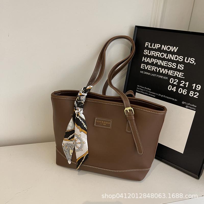 

Korean version contrasting color women s bag large capacity 2025 new foreign style going out student commuting retro portable shoulder tote bag