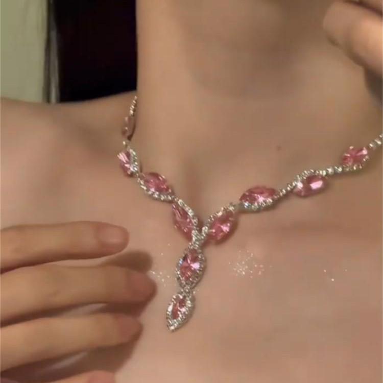 Elegante Set Orecchini e Collana con Frange a Goccia d'Acqua e Strass - Moda di Alta Gamma per Donne