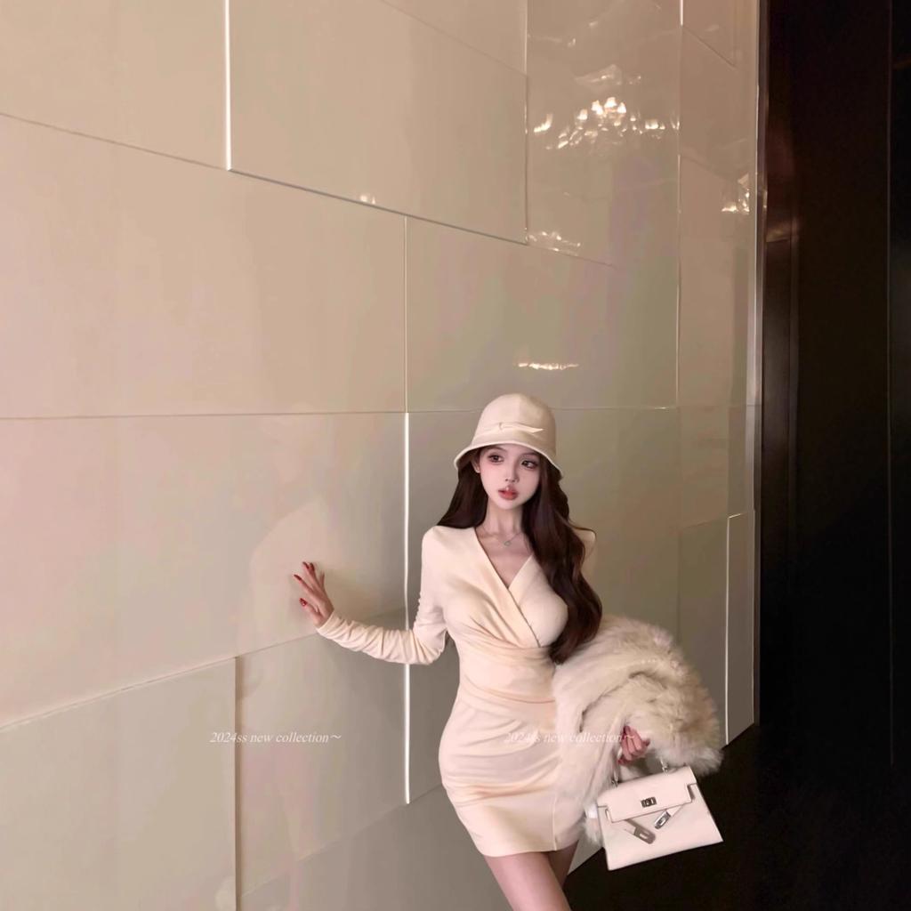 French pure desire slim-fit V-neck bottoming dress children's design sense niche waist temperament hip-wrapped short skirt winter