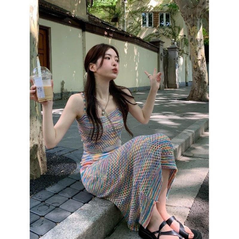 Set di vestito a righe arcobaleno lavorato a maglia con spalline sottili da donna - Perfetto per una vacanza estiva al mare fresca e dolce.