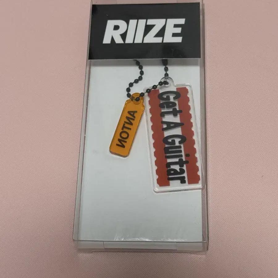 

RIIZE Получите акриловый брелок с фотокартой гитары