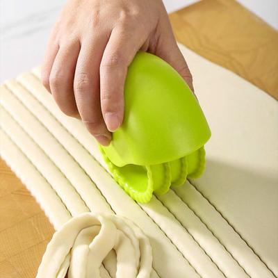 Kitchen Pastry Cutter Round Twist 360 Rolling Edge Comfortable To Grip