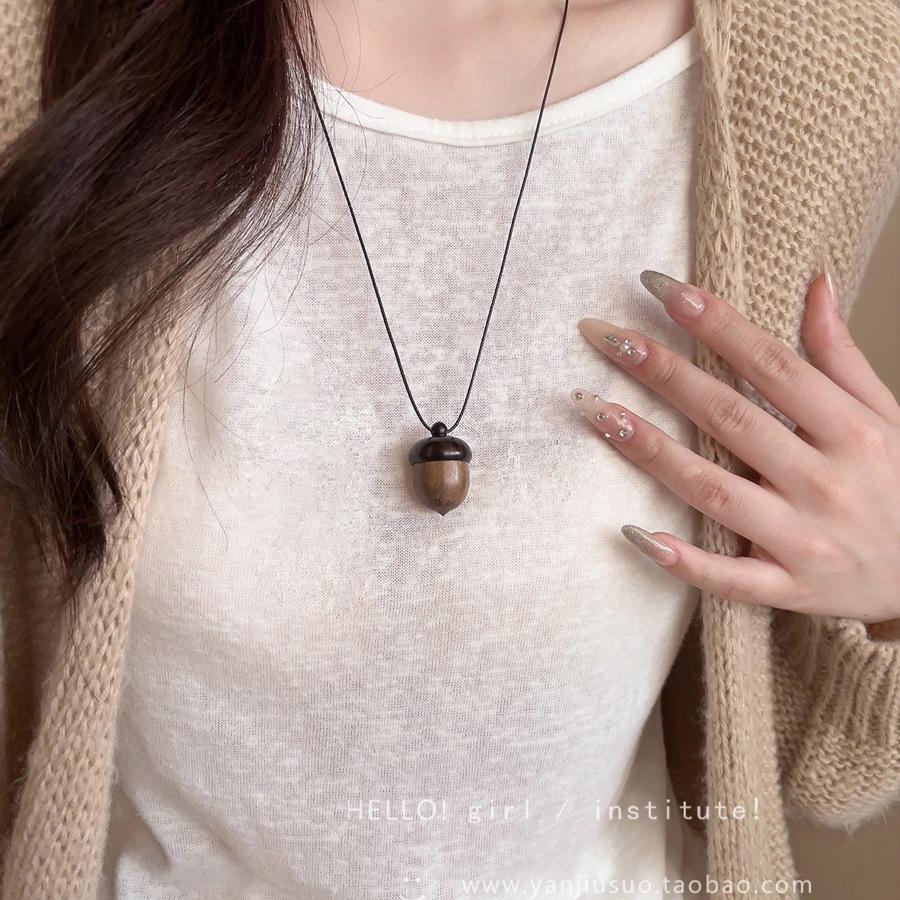 Geometrisk anhengskjede med store og små firkanter