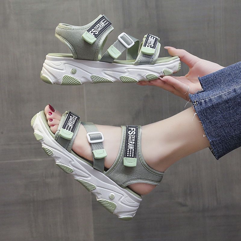 Mode Plattform Rund Tåspets Utomhus Sport Damskor PVC Korea Bekväma och Eleganta Lågt Pris Sandal Chic Vip Sandaler för Kvinnor