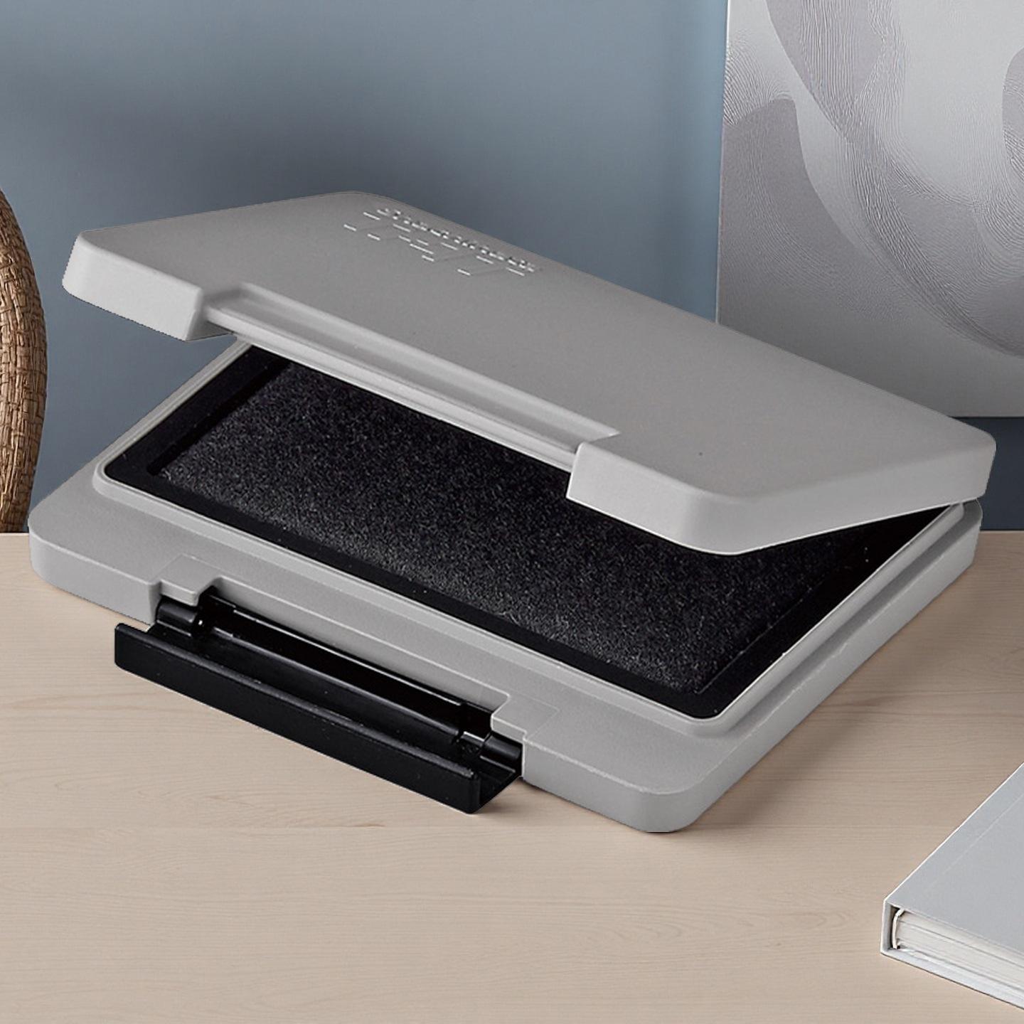 

Штемпельная подушка Shachihata быстросохнущая на масляной основе водостойкая для многоцелевого использования Medium Black (56x90mm), Variant 2