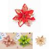 Weihnachtsblumen mit goldener und silberner Kunststoffdekoration für Weihnachtsbaum und festliche Dekoration