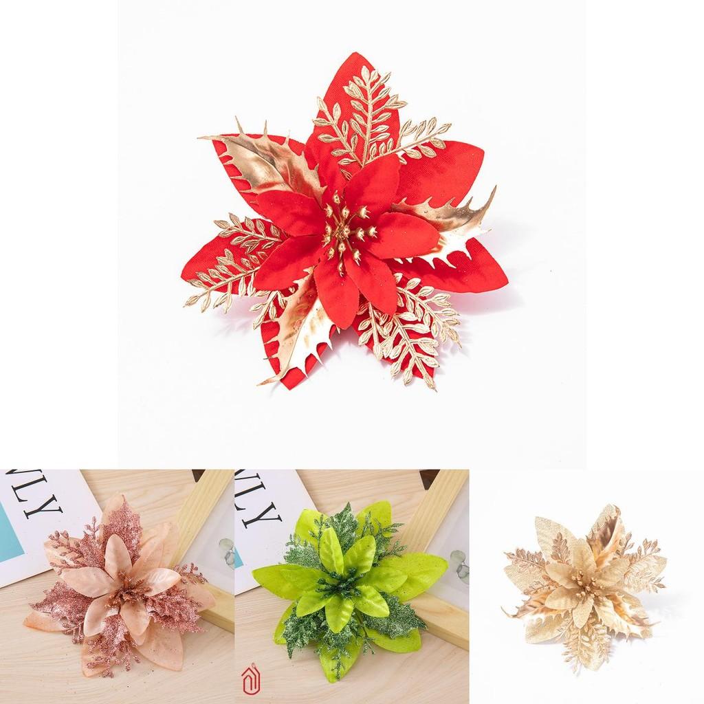 Weihnachtsblumen mit goldener und silberner Kunststoffdekoration für Weihnachtsbaum und festliche Dekoration