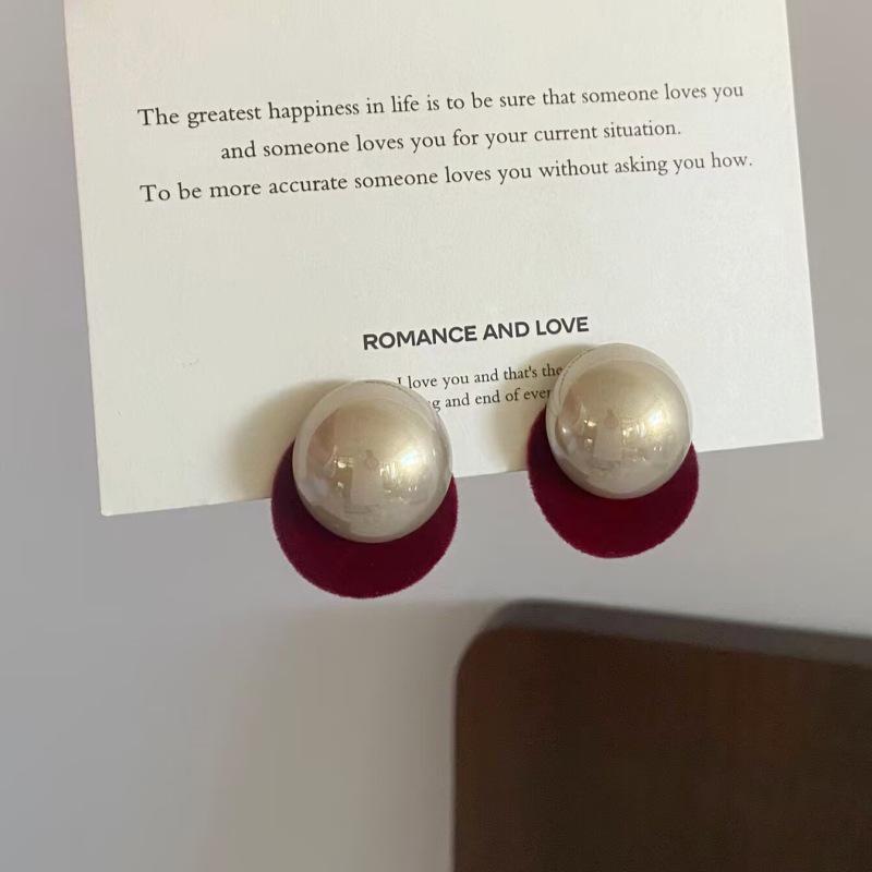Elegant French Flocked Pearl Earrings for Women - Light Luxury, Versatile, Gentle, Sweet Stud Design
