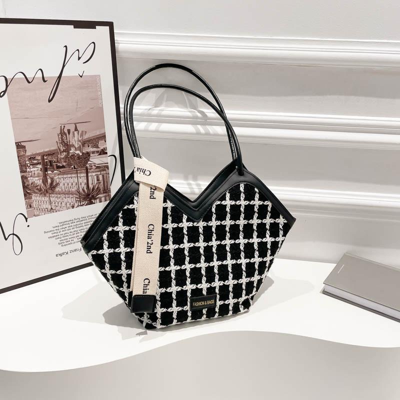 Large capacity underarm bag female  autumn and winter new fashion simple class commuter bag large capacity tote bag