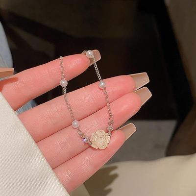 Elegante Pulseira de Camélia de Cristal - Joia Floral Feminina Inspirada em Vintage