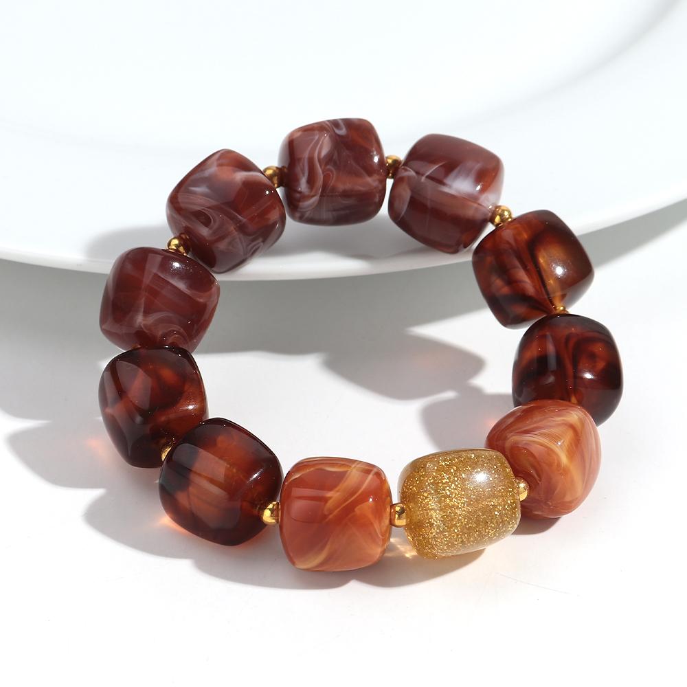 Neues mehrfarbiges geometrisches Acryl-Perlenarmband für Damen Trendiges unregelmäßiges quadratisches Harz-Elastikarmband Handgemachter Schmuck Geschenk