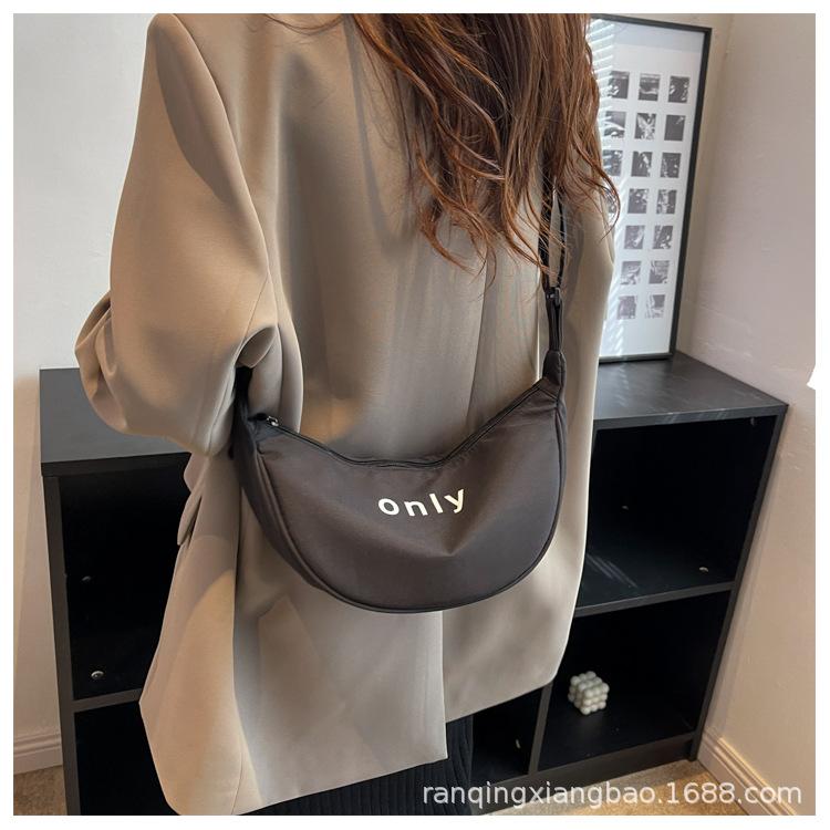 

2024 new messenger bag solid color letter zipper cloth bag dumpling bag simple and fashionable versatile shoulder bag women s bag 29*14*10 чёрный