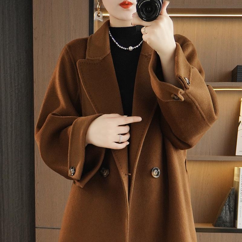 Karamelový dámský vlněný kabát střední délky z oboustranného kašmíru - Podzim/Zima 2023, Slim střih s designem zvýrazňujícím pas.