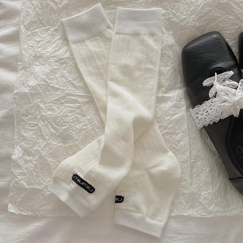 

Ladies Fall New Style of All Kinds of Vertical Pattern Trend Letters Step Foot Pile Socks 1 pair белый