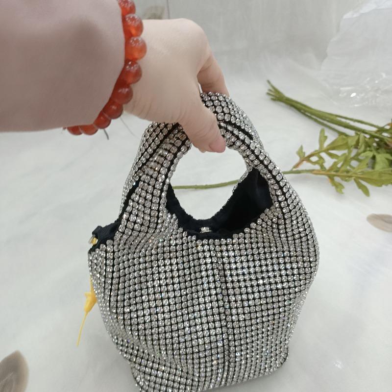 

Bag women s new trendy high-end diamond chain bag inlaid with rhinestones dinner bag portable messenger bag срібний