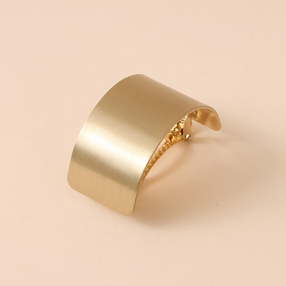 

A Hair Clip With A Simple Style And A Golden Texture, Featuring A Glossy Brushed Effect And A Ponytail Clip Design. золотистый