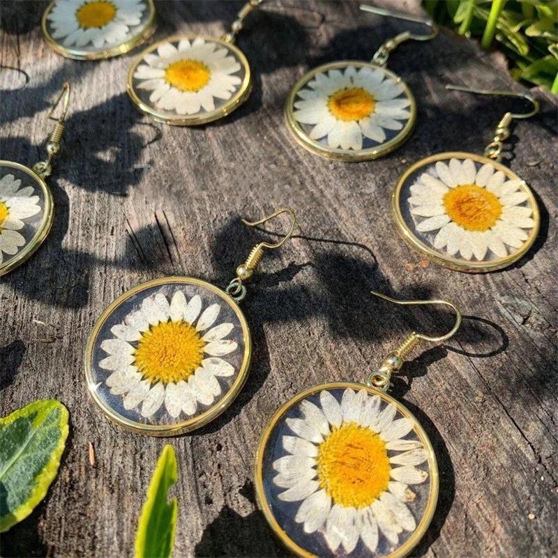 1Pair Creative White Daisy Pressed Studs Earring Boho Style Pressed Flower Earrings Vintage Fashion Ear Jewelry Party Gift