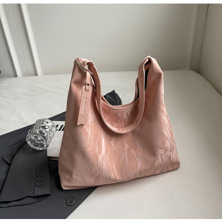 

Korean version of the new tote bag large-capacity women s bag fashionable commuter shoulder underarm bag daily texture soft leather bag розовый