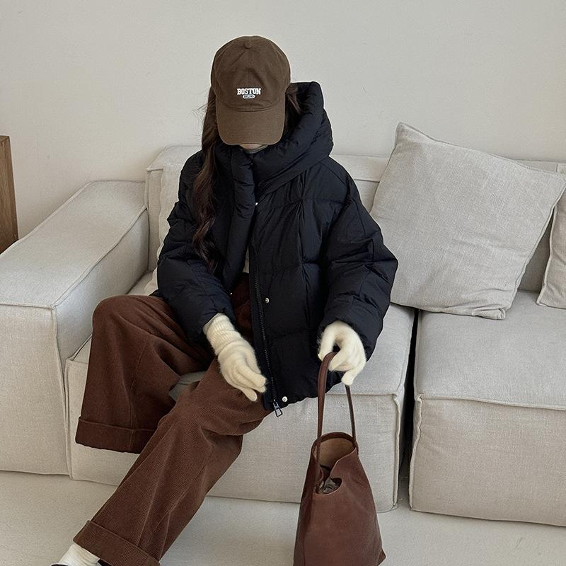 

Pleated white duck down hooded down jacket women s short 2025 new fashionable soft puff thickened bread jacket M чорний