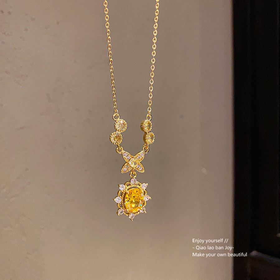 Flower Pendant Necklace With Gold Plating And Zirconia For Elegant Womens Fashion