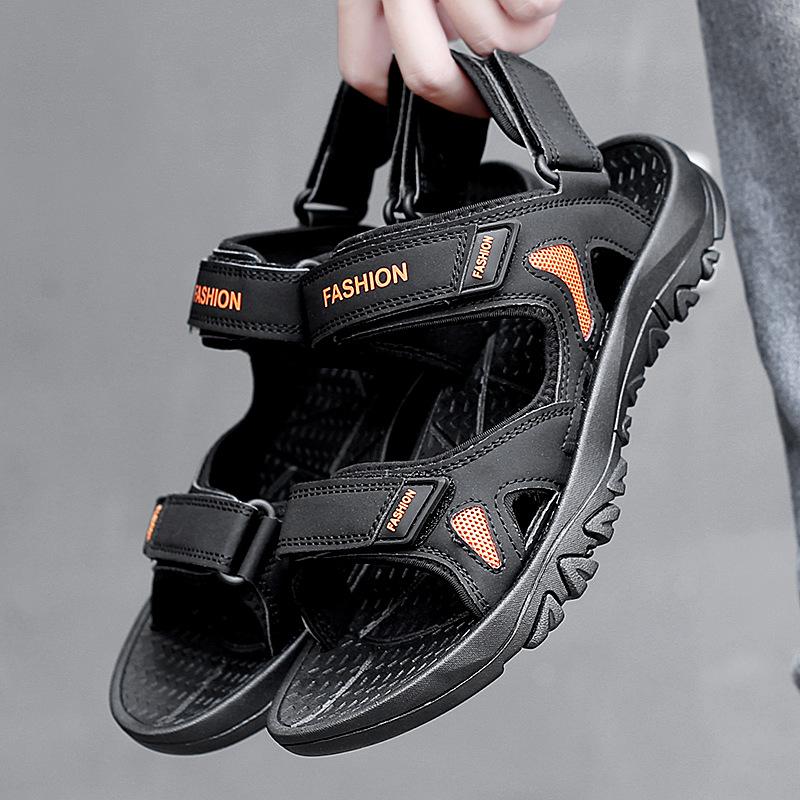 Sommar utrikeshandel stor storlek andningsbara avslappnade herrsandaler havsstrand bäck strandskor två herrslippers sandaler