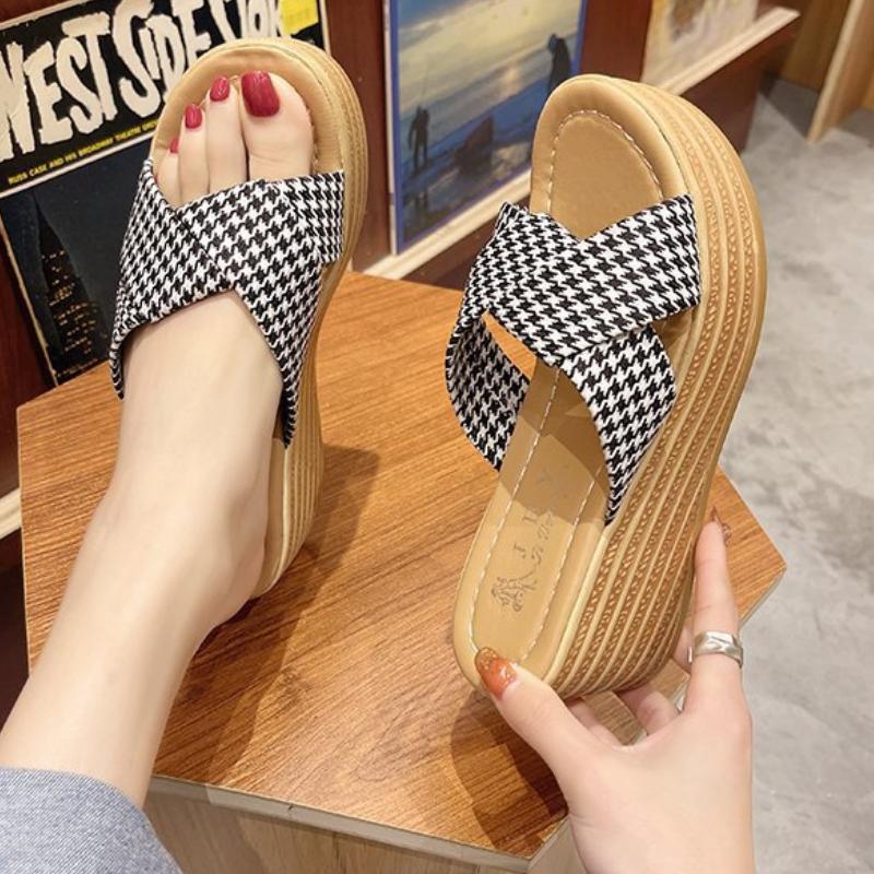 Ladies' Slippers Thick Soled Beach Shoes Fashionable and Casual Sandals