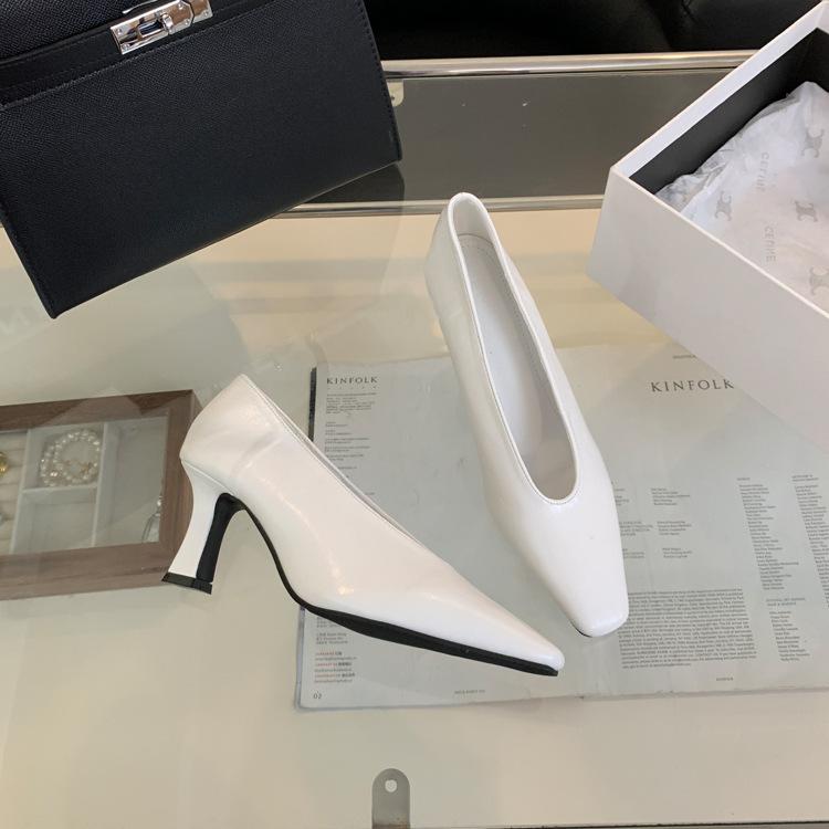 2025 new white high-heeled single shoes women's spring square head V-mouth temperament celebrity retro temperament witch grandma shoes